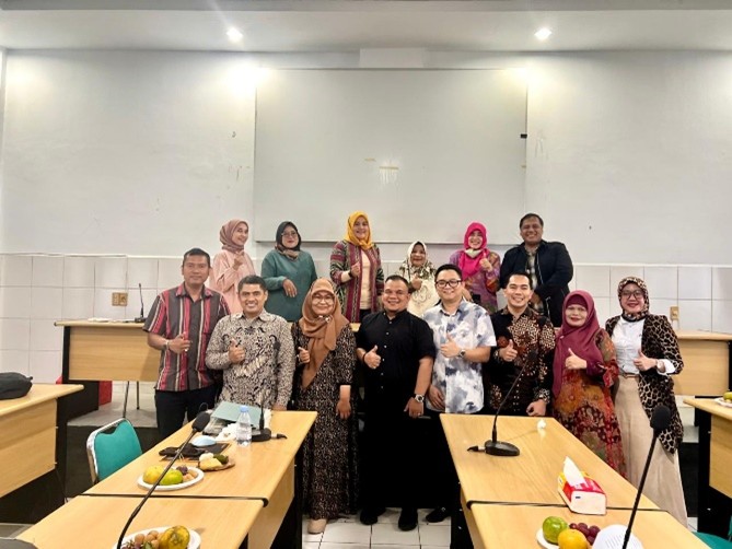 Kegiatan pembagian pohon di Masyarakat Desa Matudal II (MAPALIN)